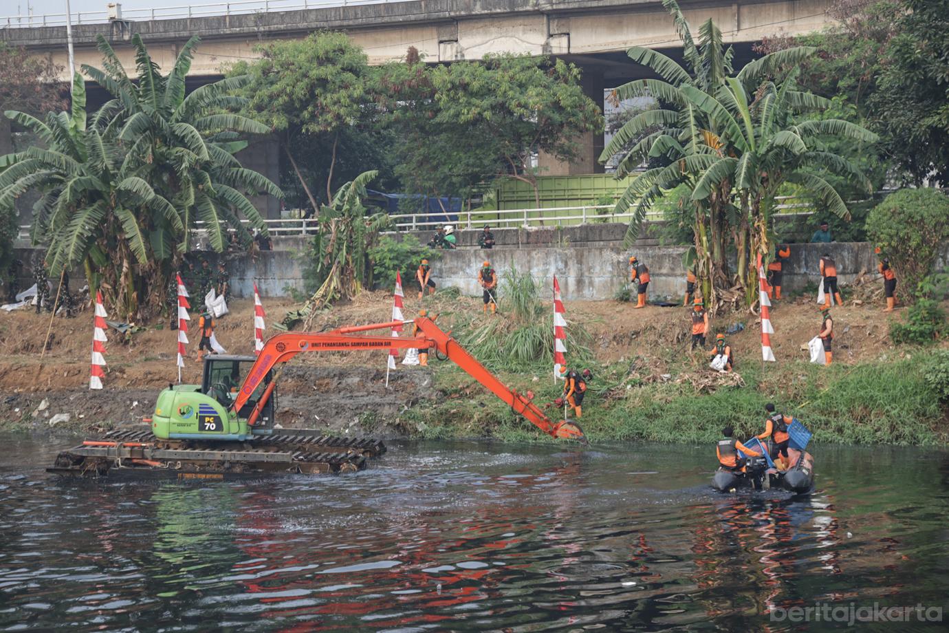 Jelang HUT RI ke 81 TNI Polri dan Pemprov DKI Kerahkan 3.550 Personel Bersihkan 11 Titik Sungai 3