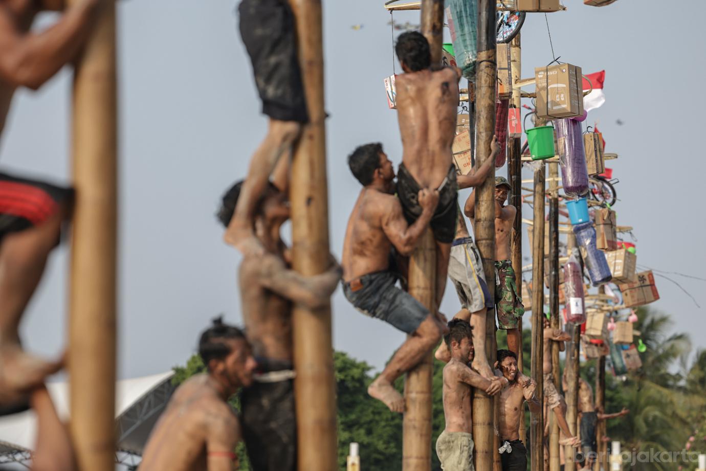 Kemeriahan Lomba Panjat Pinang di Pantai Ancol 2