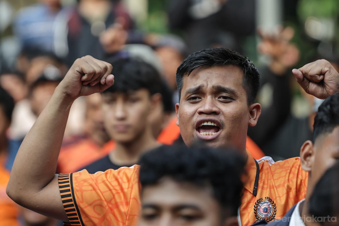 Keseruan Nobar Persija melawan Persib di Tanjung Duren Selatan 5