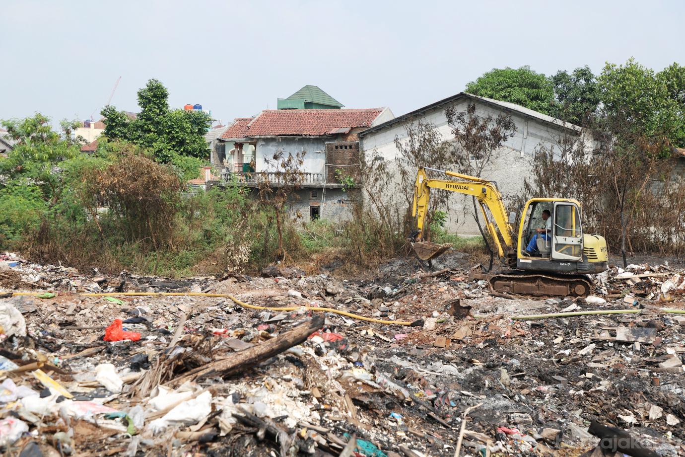6.Personel Gabungan Tangani Lanjutan Lahan Terbakar di Kelurahan Dukuh