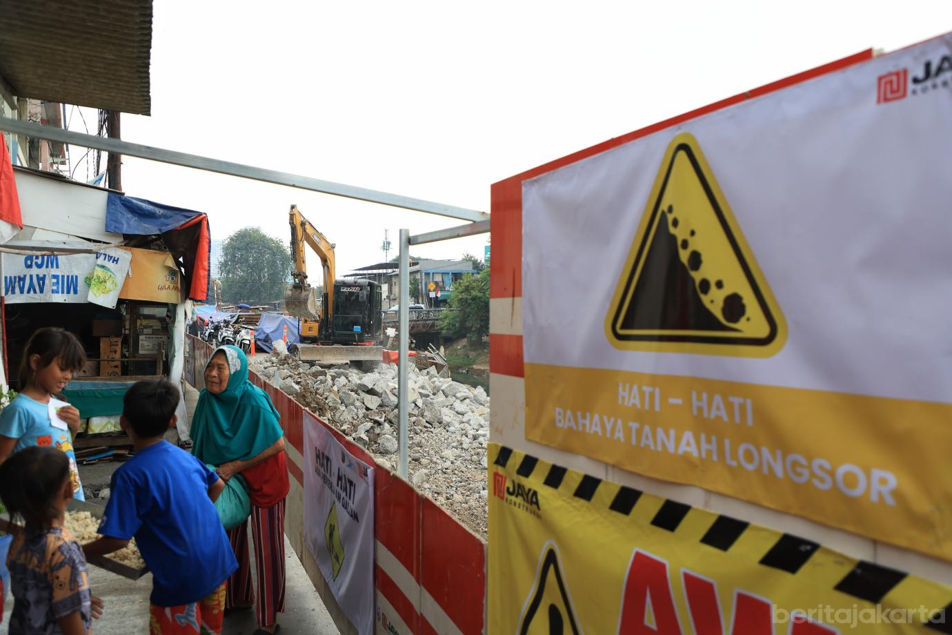 6.Dinas SDA DKI Jakarta Perbaiki Jalan Amblas di Pulo Gadung