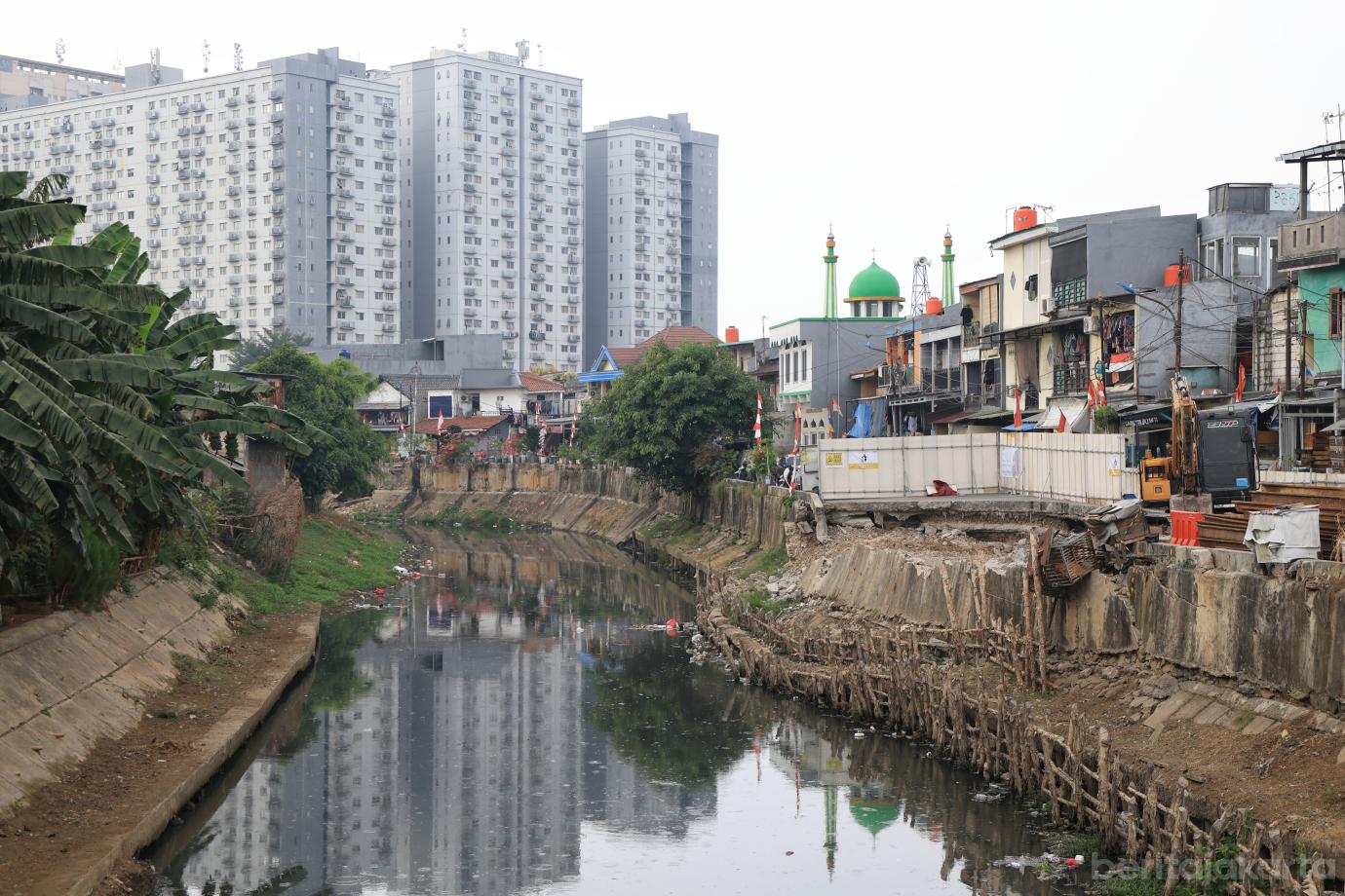 1.Dinas SDA DKI Jakarta Perbaiki Jalan Amblas di Pulo Gadung