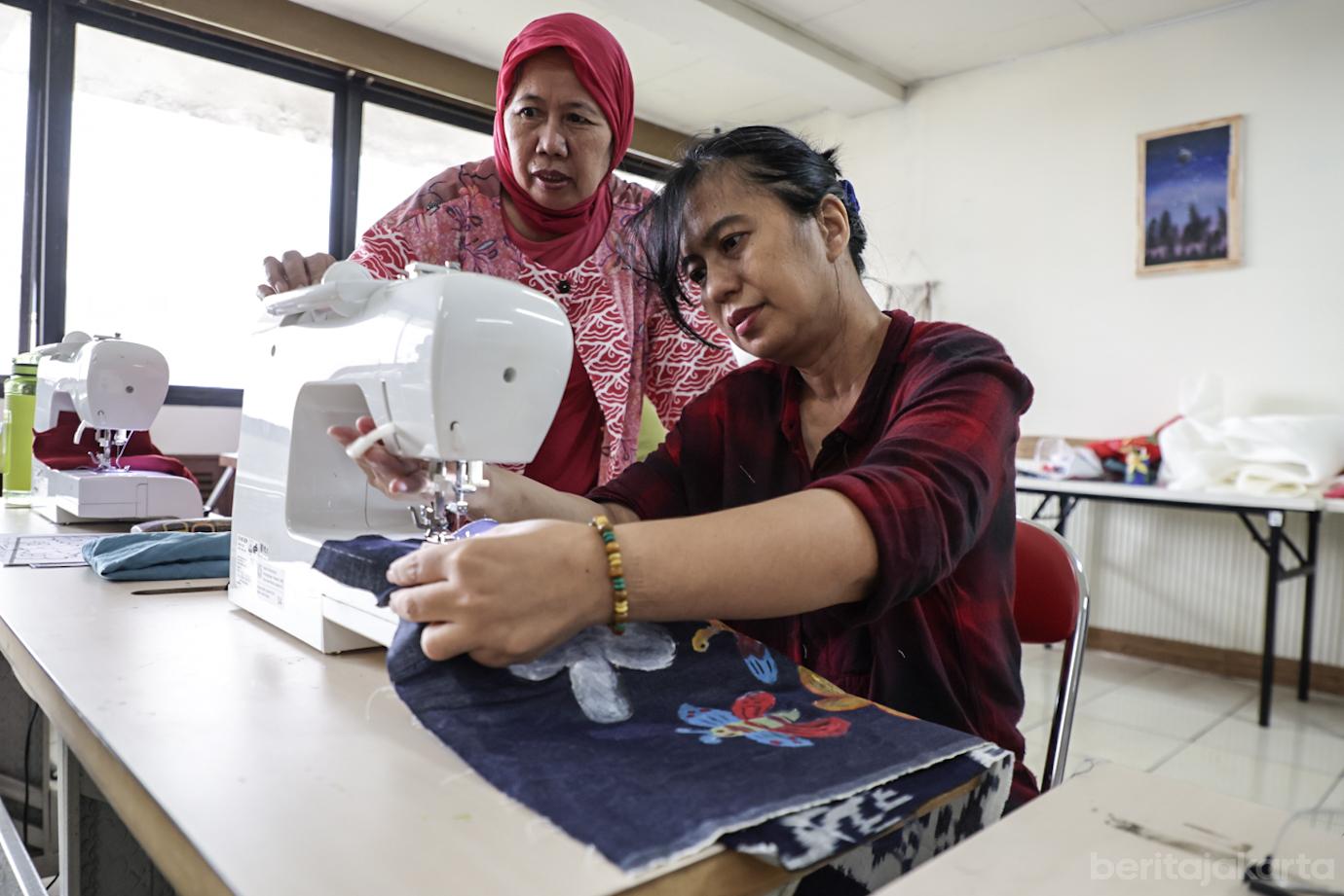 Warga Jakpus Dilatih Menjahit dan Melukis Tote Bag Kanvas 6