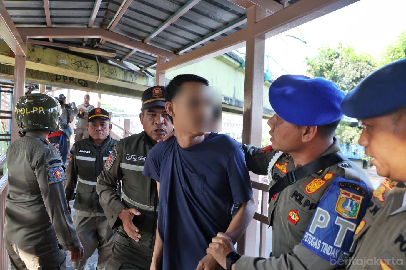 2.Satpol PP Jakarta Pusat Razia Pengedar Tramadol