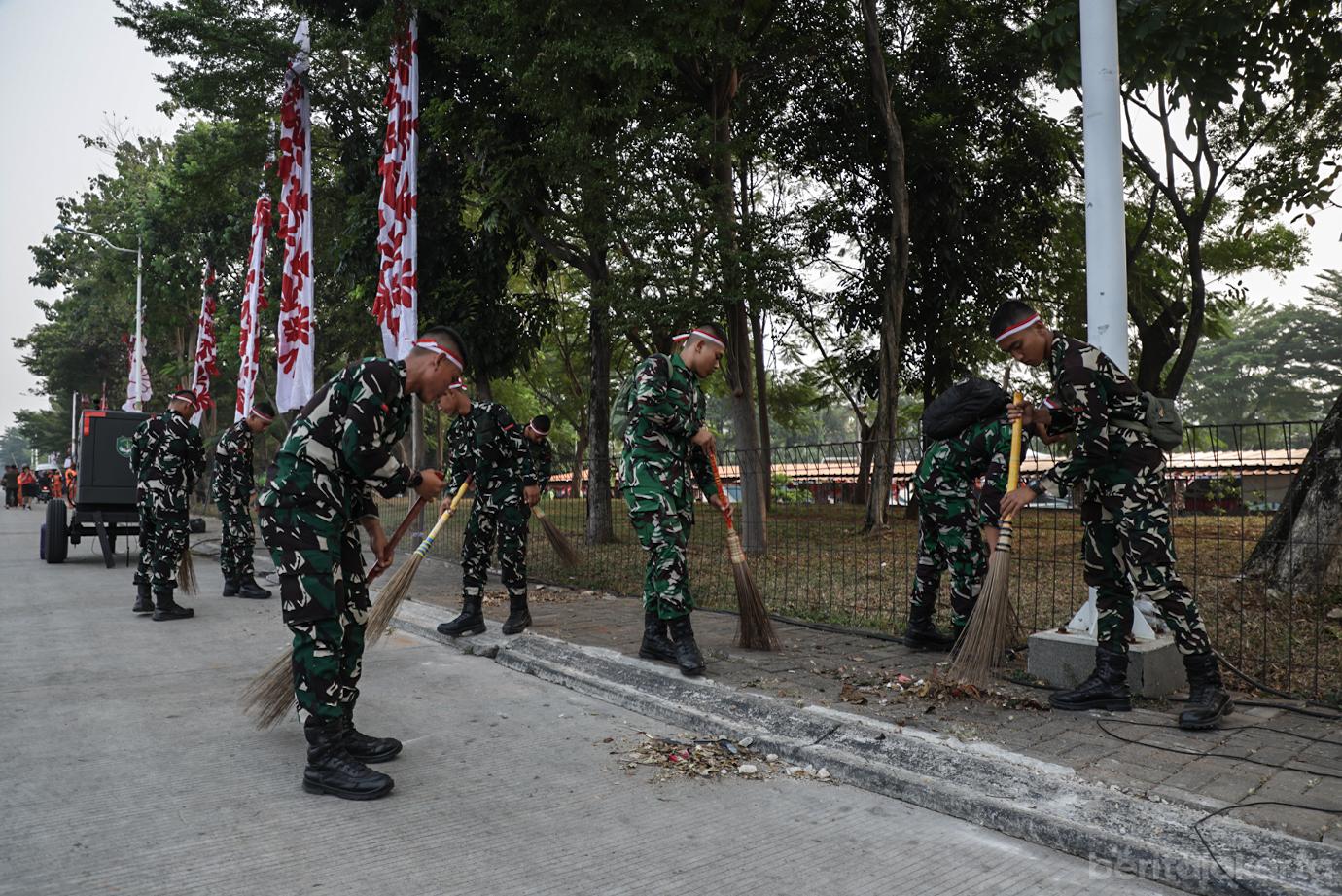 Jelang HUT RI ke 81 TNI Polri dan Pemprov DKI Kerahkan 3.550 Personel Bersihkan 11 Titik Sungai 2