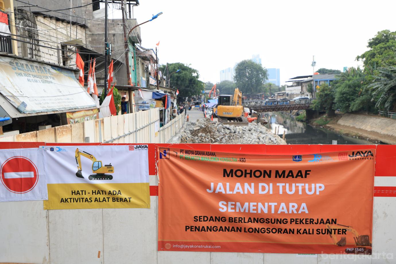7.Dinas SDA DKI Jakarta Perbaiki Jalan Amblas di Pulo Gadung