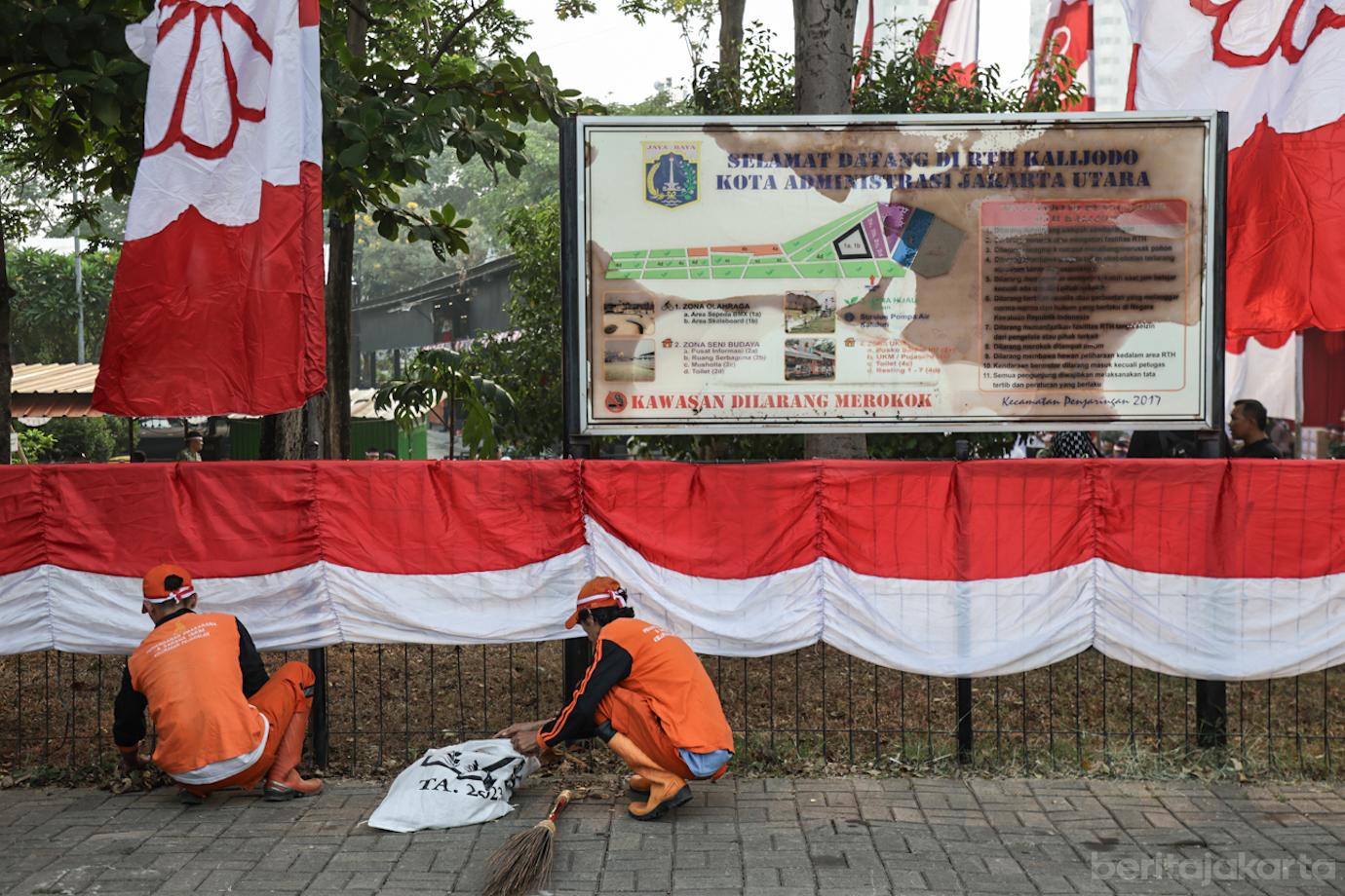 Jelang HUT RI ke 81 TNI Polri dan Pemprov DKI Kerahkan 3.550 Personel Bersihkan 11 Titik Sungai 5