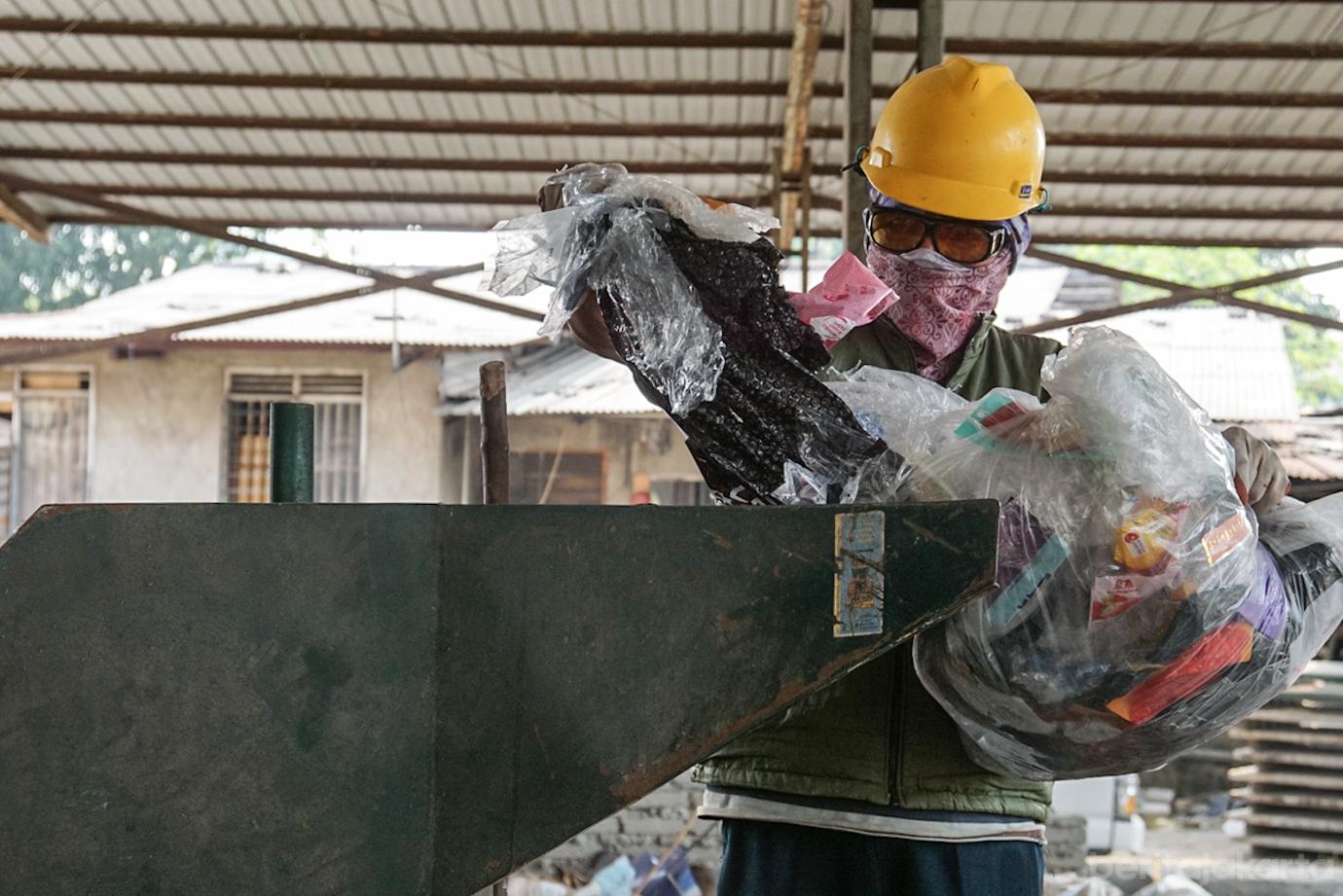 Produksi Pavng Block Berbahan Dasar Limbah Sampah 6