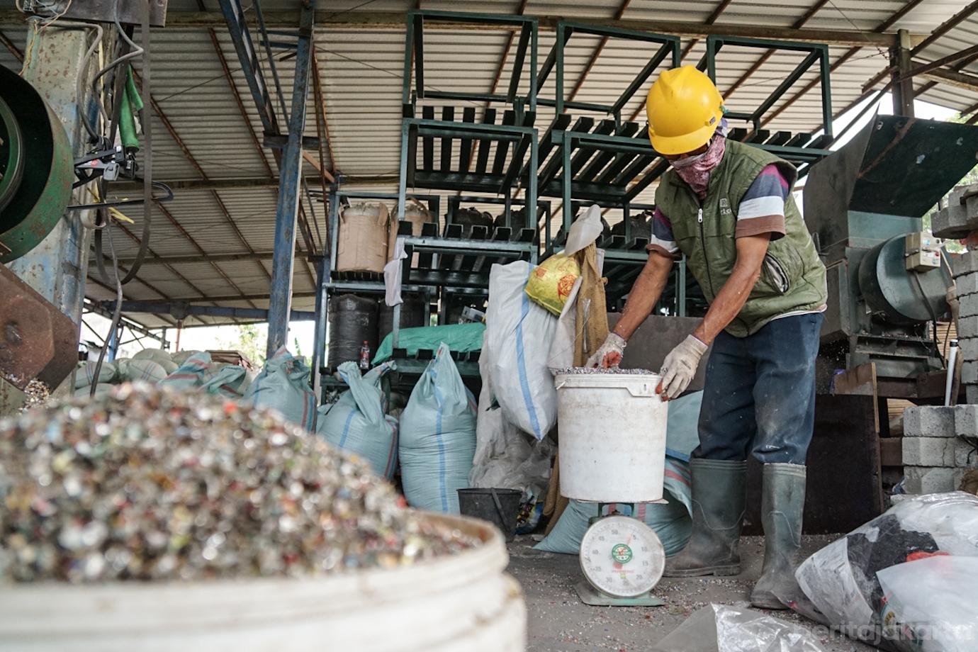 Produksi Pavng Block Berbahan Dasar Limbah Sampah 3