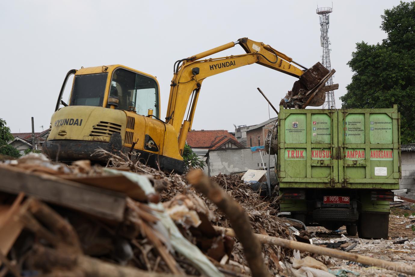 2.Sudin LH Jaktim Mulai Bersihkan Tumpukan Sampah di Kelurahan Dukuh