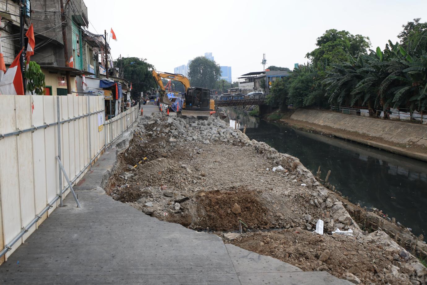 4.Dinas SDA DKI Jakarta Perbaiki Jalan Amblas di Pulo Gadung