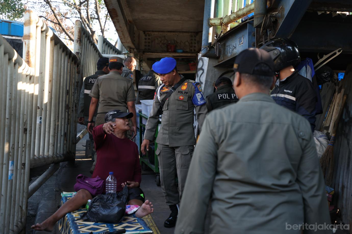 4.Satpol PP Jakarta Pusat Razia Pengedar Tramadol