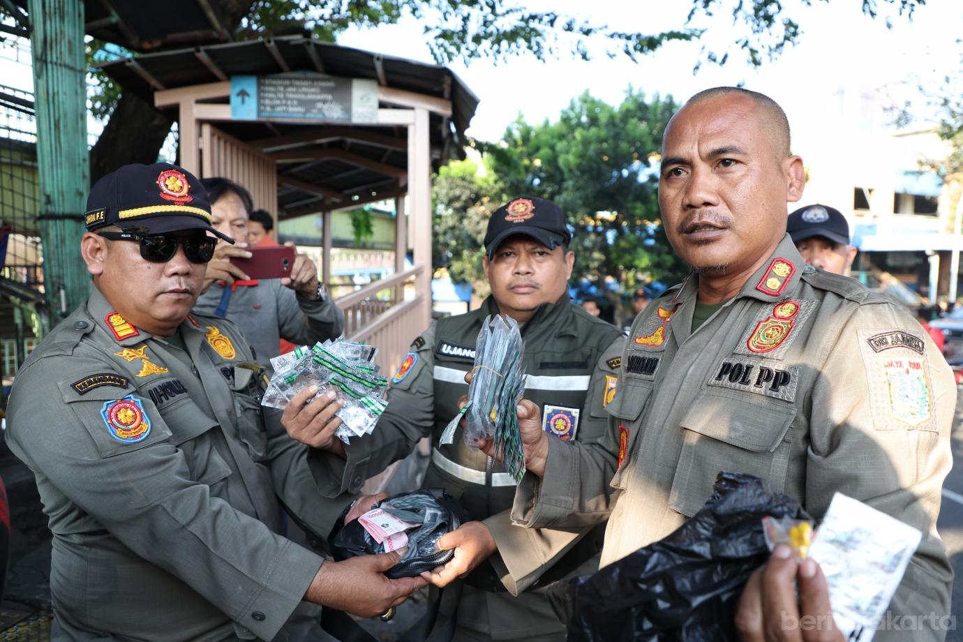 3.Satpol PP Jakarta Pusat Razia Pengedar Tramadol