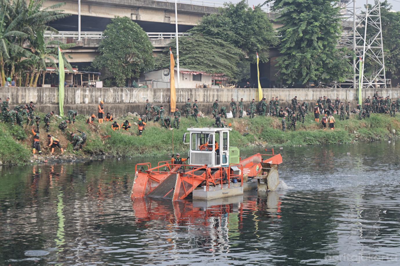 Jelang HUT RI ke 81 TNI Polri dan Pemprov DKI Kerahkan 3.550 Personel Bersihkan 11 Titik Sungai 6