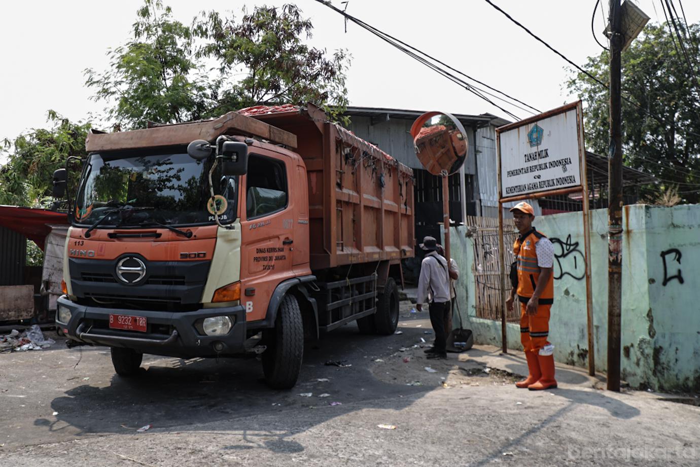 Petugas Gabungan Angkut Sampah Menumpuk di Jalan Komplek Departemen Agama 5