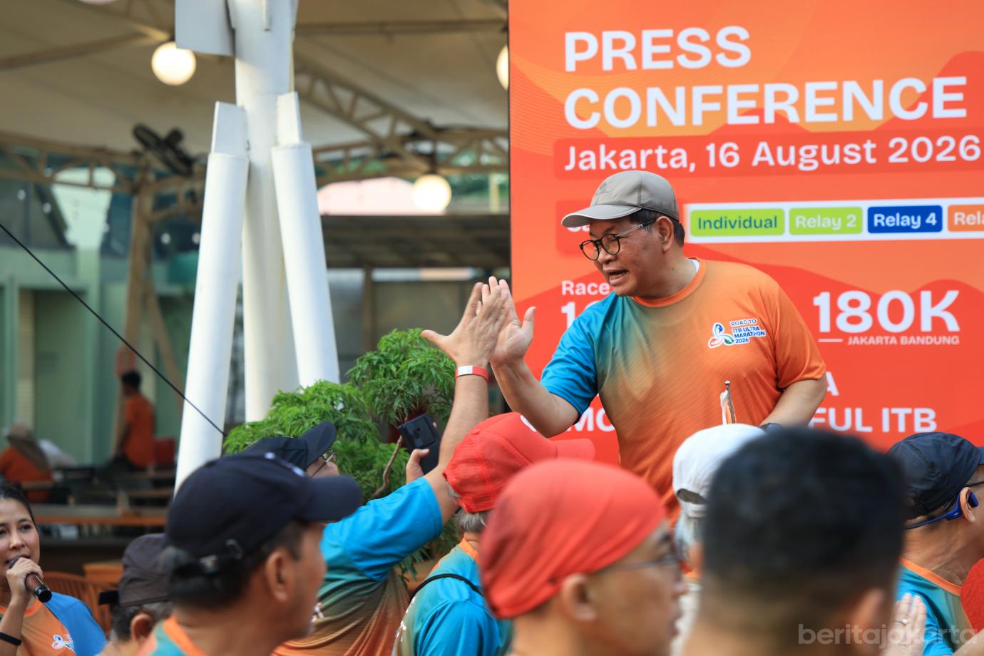 7.Pramono Lepas Peserta Road to ITB Ultra Marathon 2026