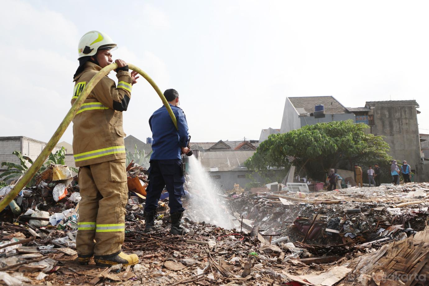 3.Personel Gabungan Tangani Lanjutan Lahan Terbakar di Kelurahan Dukuh