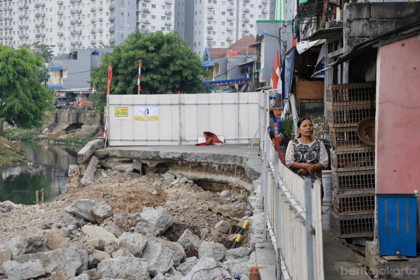 3.Dinas SDA DKI Jakarta Perbaiki Jalan Amblas di Pulo Gadung