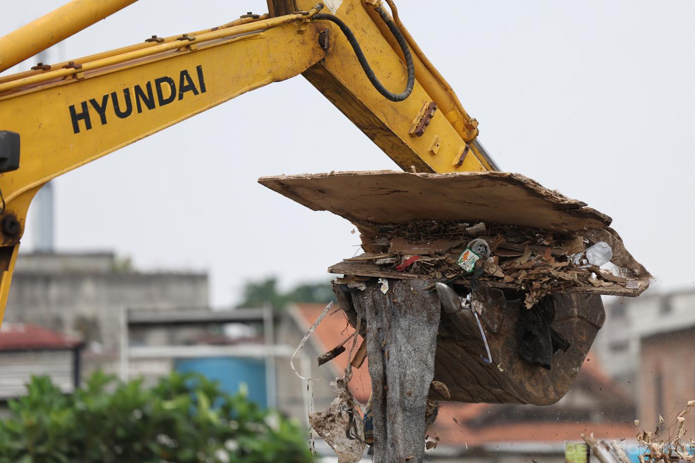 3.Sudin LH Jaktim Mulai Bersihkan Tumpukan Sampah di Kelurahan Dukuh