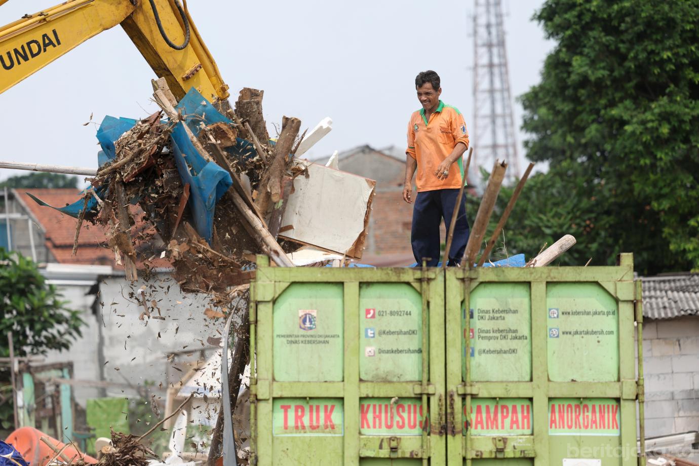 4.Sudin LH Jaktim Mulai Bersihkan Tumpukan Sampah di Kelurahan Dukuh
