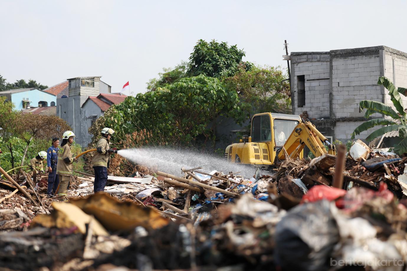4.Personel Gabungan Tangani Lanjutan Lahan Terbakar di Kelurahan Dukuh