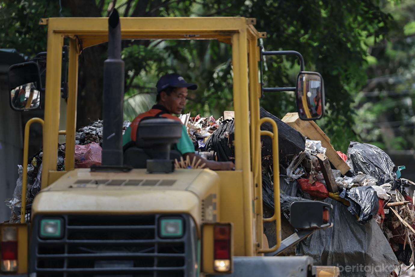 Petugas Gabungan Angkut Sampah Menumpuk di Jalan Komplek Departemen Agama 4
