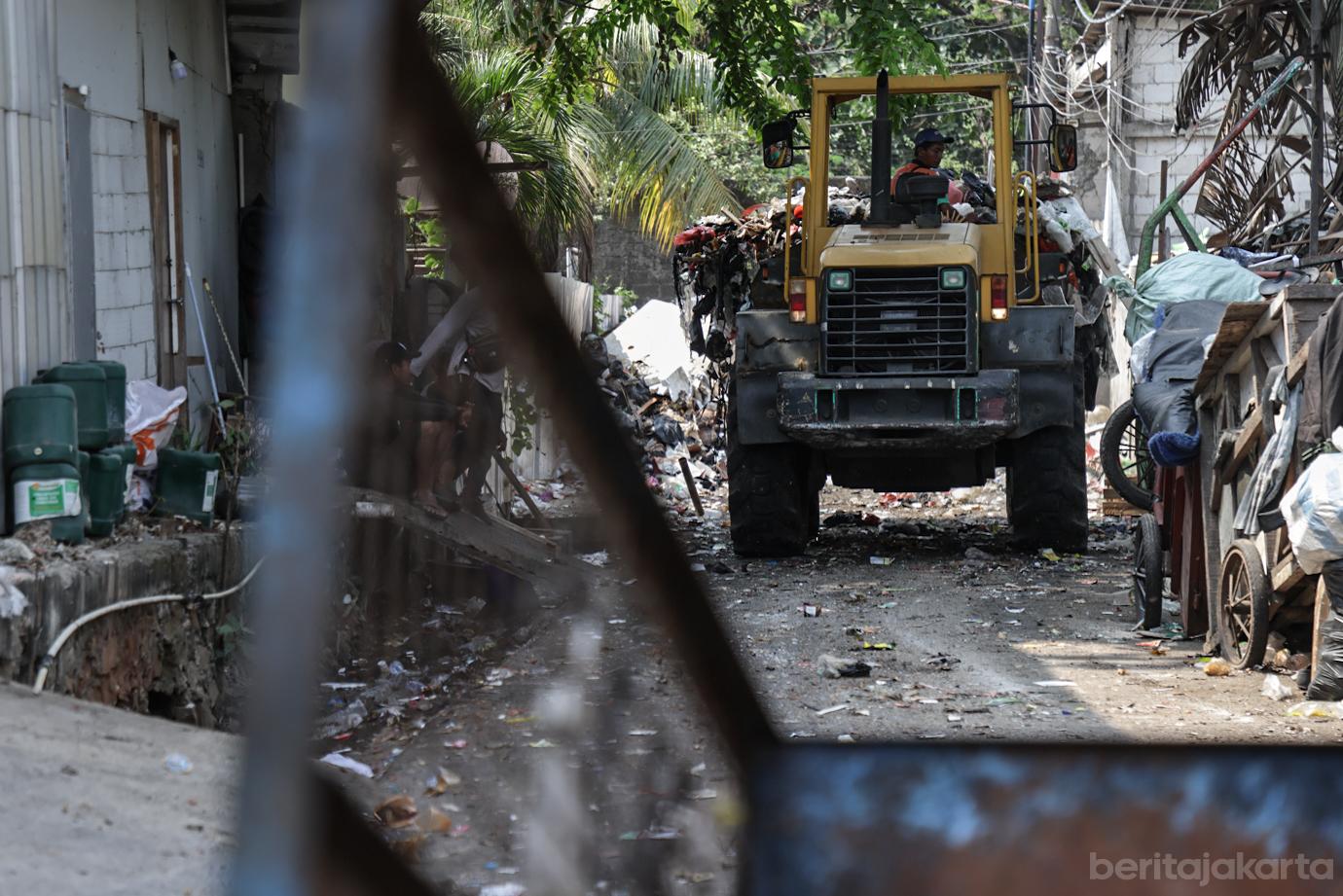 Petugas Gabungan Angkut Sampah Menumpuk di Jalan Komplek Departemen Agama 1