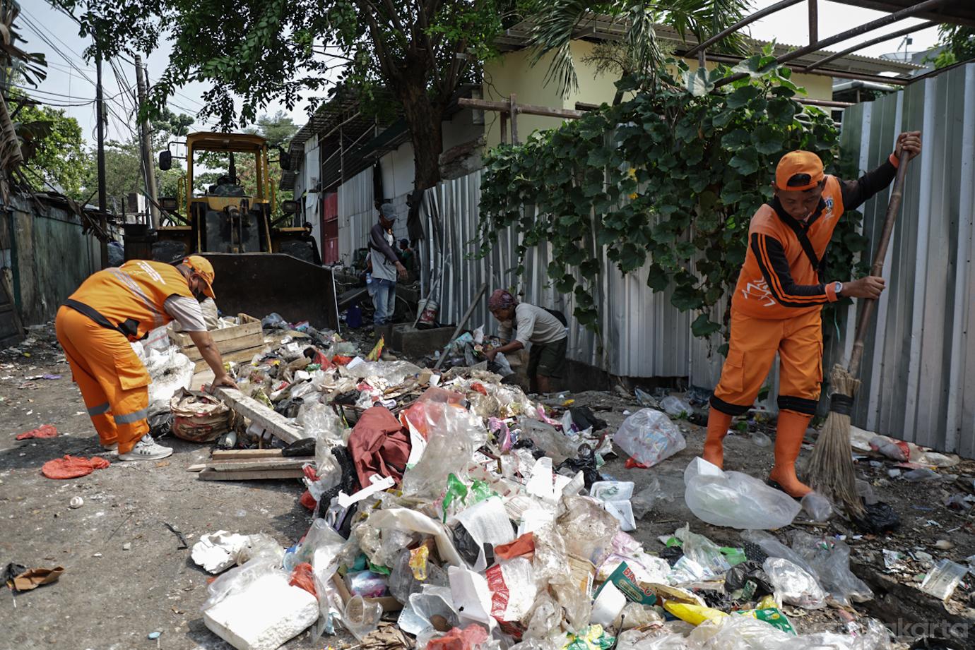 Petugas Gabungan Angkut Sampah Menumpuk di Jalan Komplek Departemen Agama 2