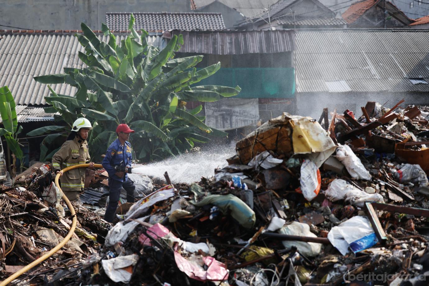 2.Personel Gabungan Tangani Lanjutan Lahan Terbakar di Kelurahan Dukuh
