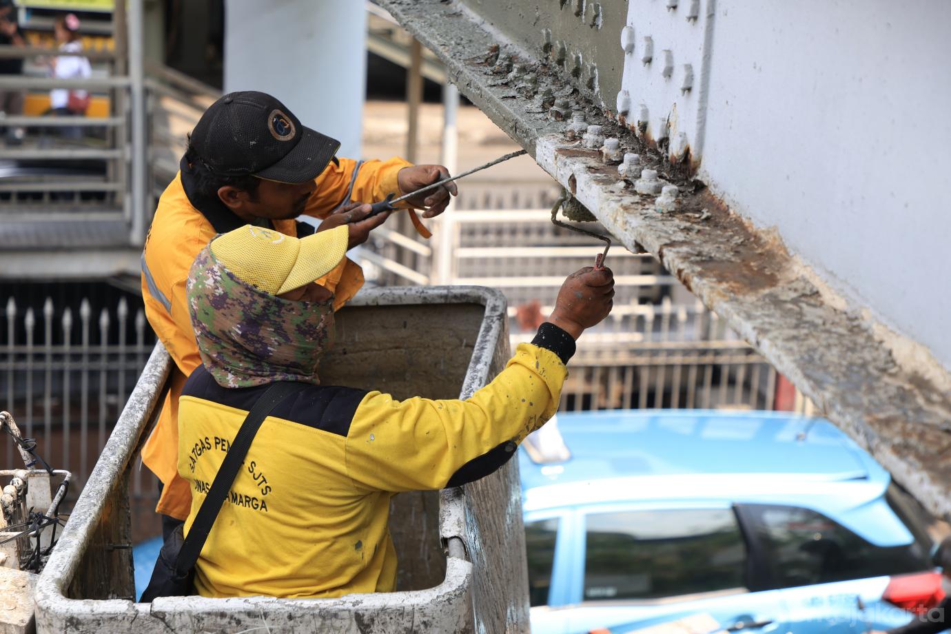 6.Bina Marga DKI Lakukan Perawatan JPO di Kramat Jati
