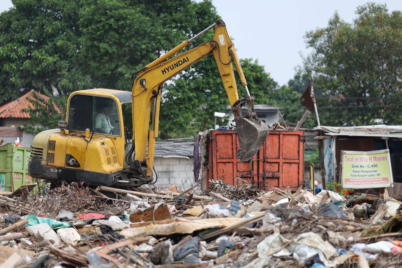 5.Sudin LH Jaktim Mulai Bersihkan Tumpukan Sampah di Kelurahan Dukuh