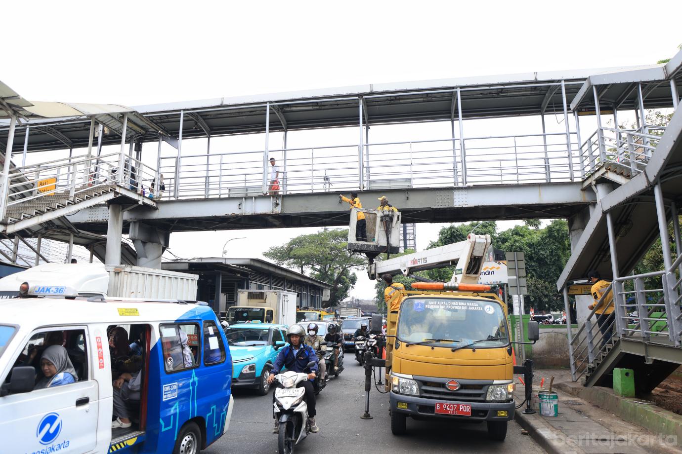 1.Bina Marga DKI Lakukan Perawatan JPO di Kramat Jati