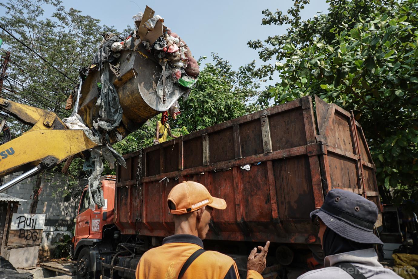 Petugas Gabungan Angkut Sampah Menumpuk di Jalan Komplek Departemen Agama 7