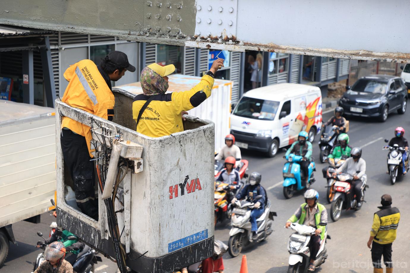 2.Bina Marga DKI Lakukan Perawatan JPO di Kramat Jati