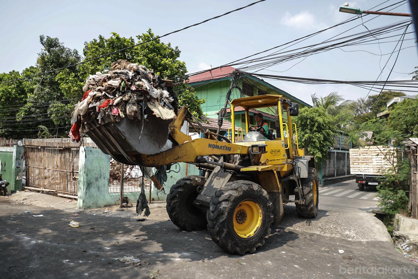 Petugas Gabungan Angkut Sampah Menumpuk di Jalan Komplek Departemen Agama 6