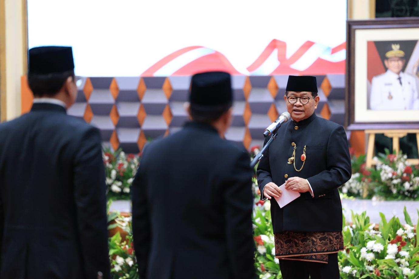 6.Gubernur Lantik Tujuh Pejabat Eselon Dua (1)