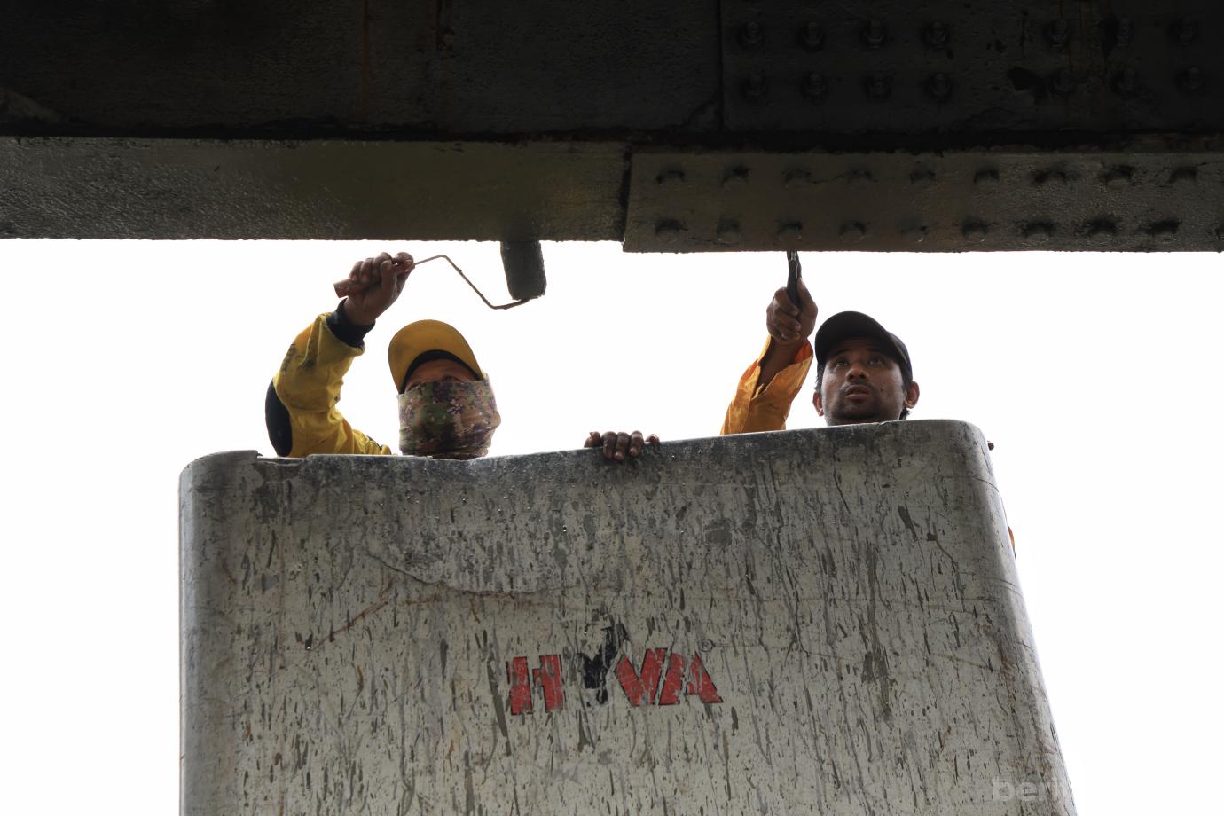 7.Bina Marga DKI Lakukan Perawatan JPO di Kramat Jati