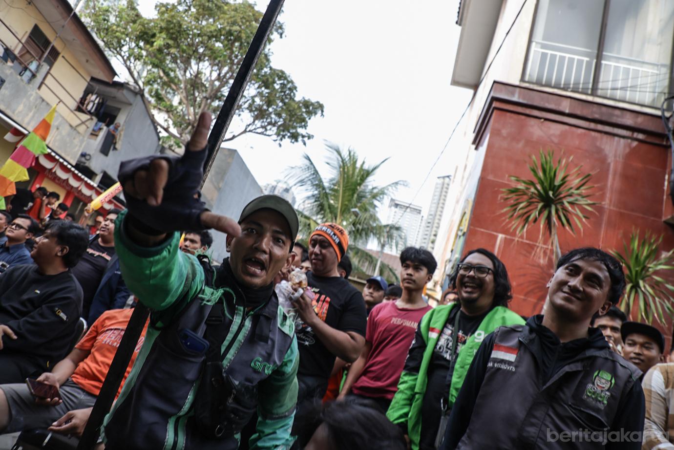 Keseruan Nobar Persija melawan Persib di Tanjung Duren Selatan 4