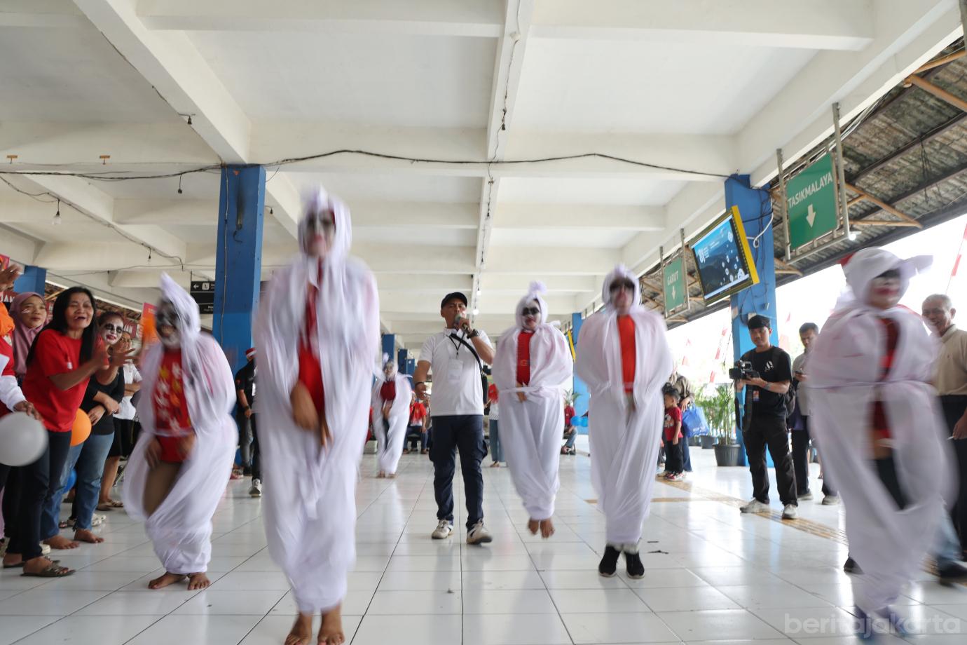 9.Lomba Kemerdekaan di Terminal Kampung Rambutan