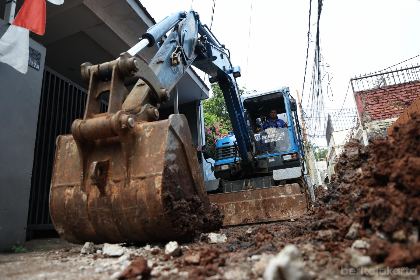 4.Normalisasi Saluran U Ditch di Jalan Bunga Cempaka I Capai 50 Persen