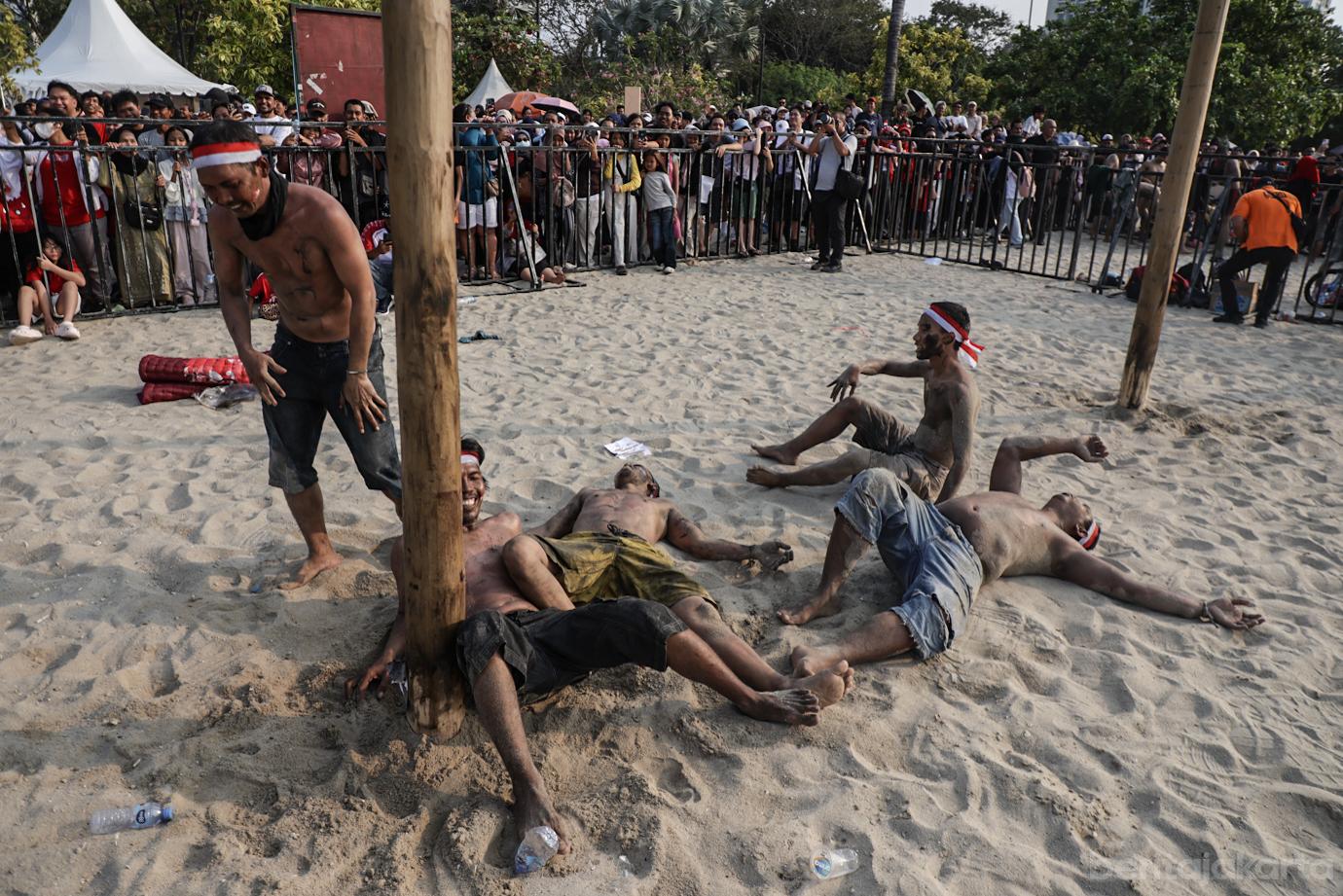 Kemeriahan Lomba Panjat Pinang di Pantai Ancol 6