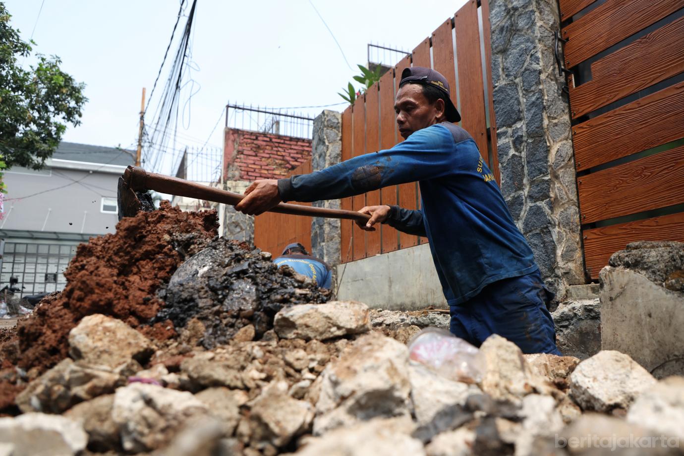 3.Normalisasi Saluran U Ditch di Jalan Bunga Cempaka I Capai 50 Persen
