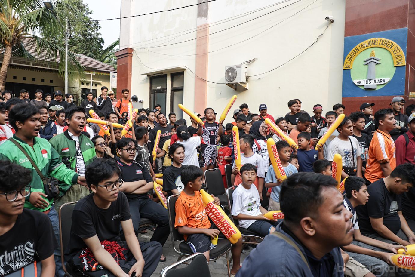 Keseruan Nobar Persija melawan Persib di Tanjung Duren Selatan 3