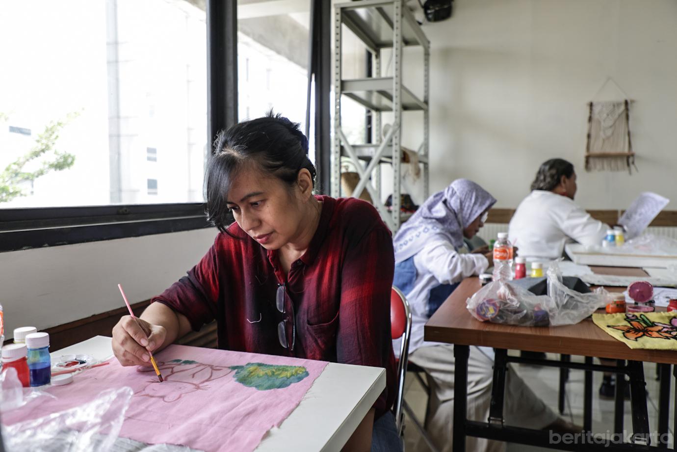 Warga Jakpus Dilatih Menjahit dan Melukis Tote Bag Kanvas 5