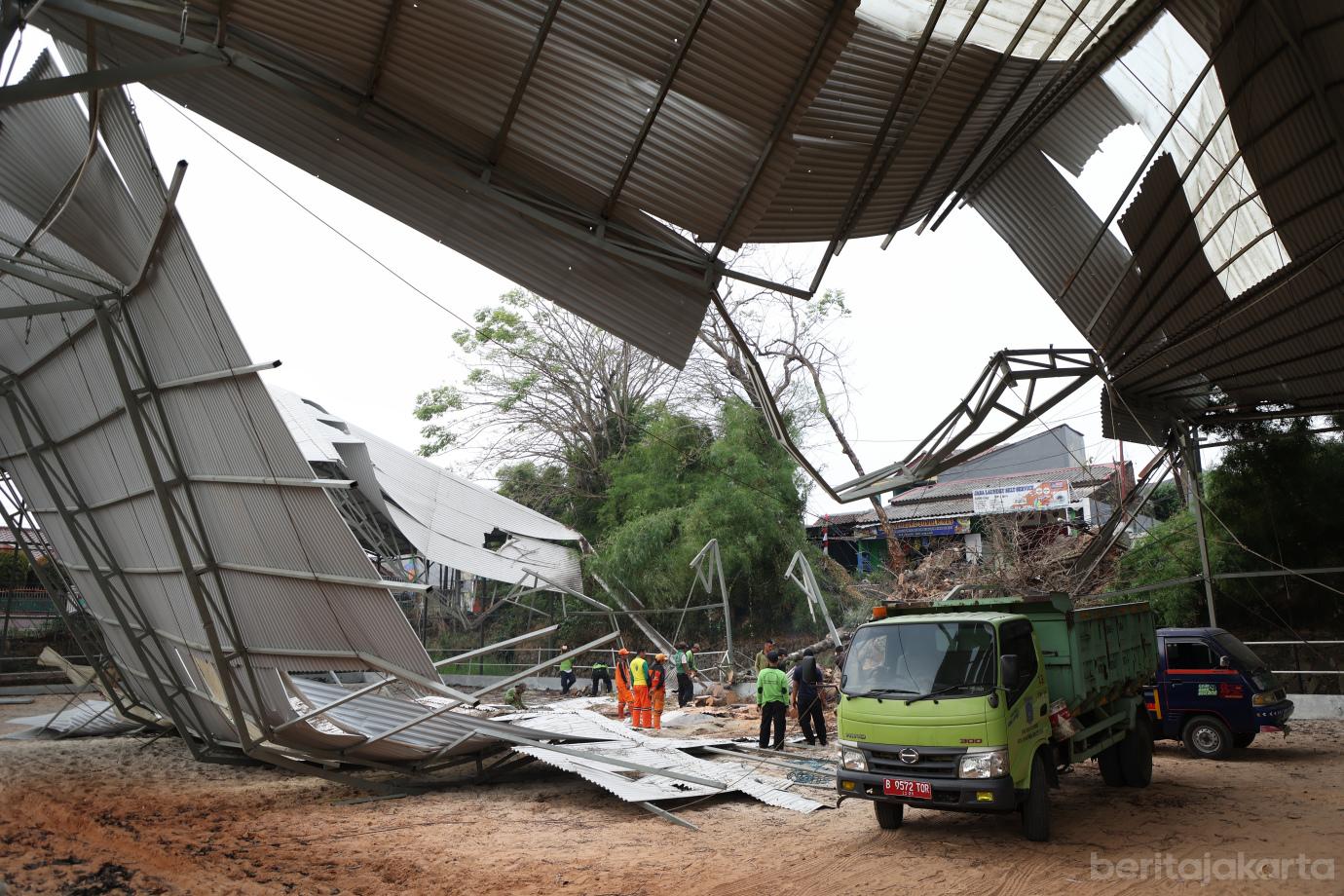 3.Petugas Gabungan Tangani Pohon Tumbang di Jalan Bambu Hitam  