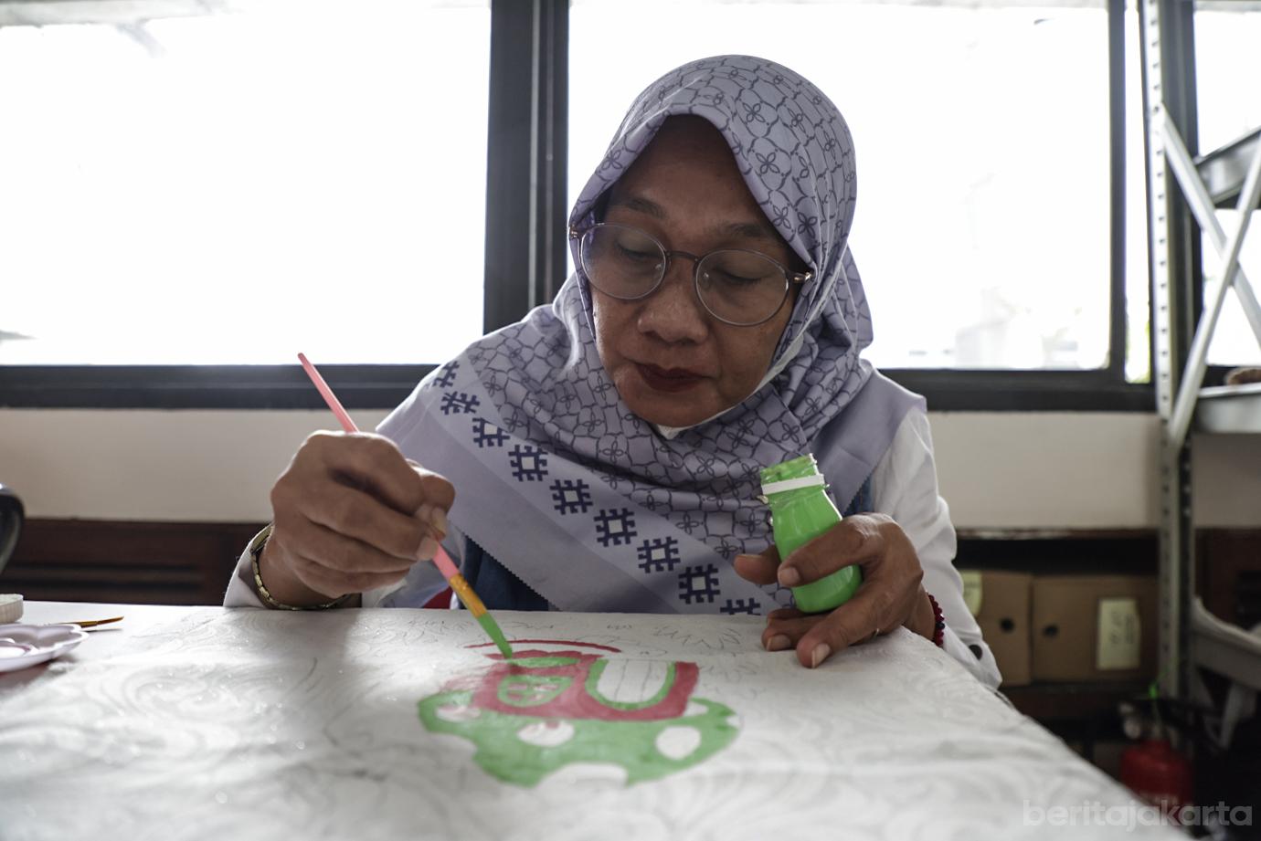 Warga Jakpus Dilatih Menjahit dan Melukis Tote Bag Kanvas 4