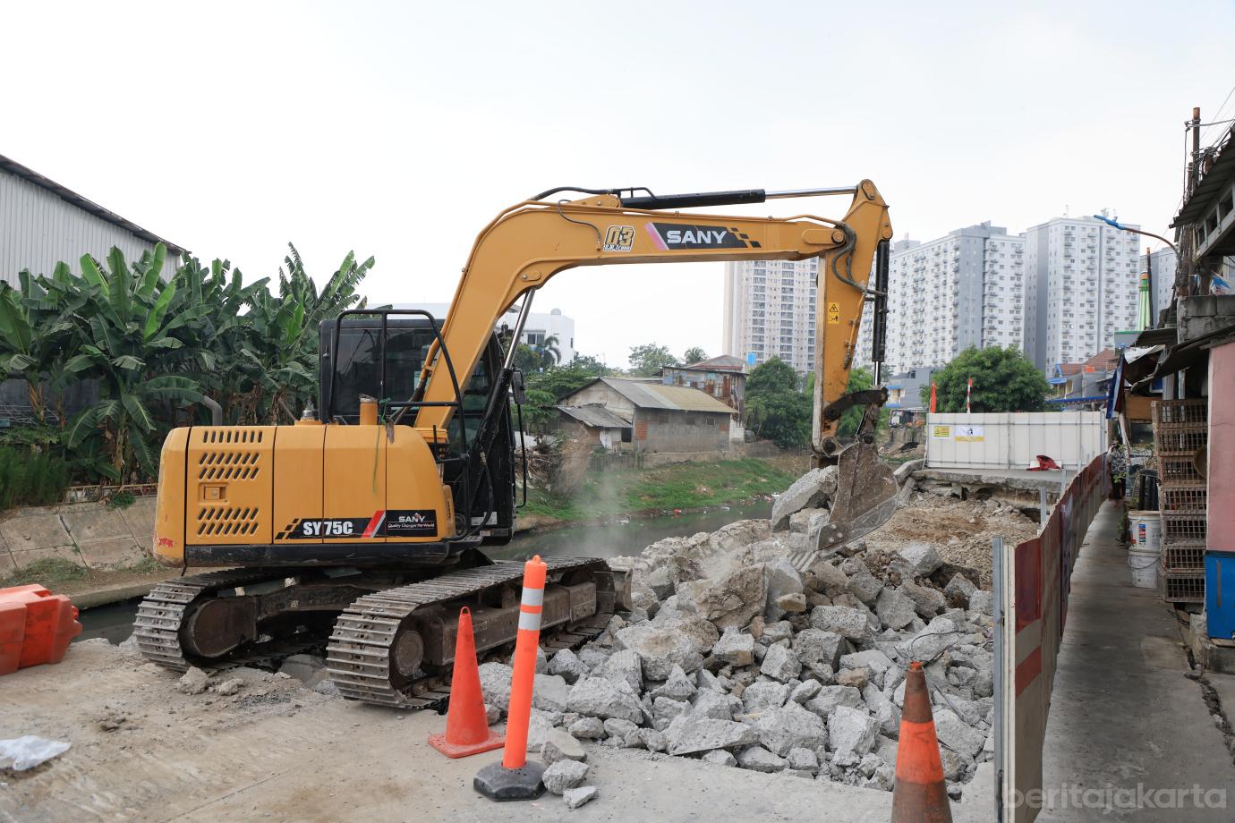 2.Dinas SDA DKI Jakarta Perbaiki Jalan Amblas di Pulo Gadung