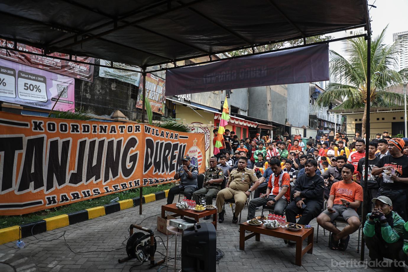 Keseruan Nobar Persija melawan Persib di Tanjung Duren Selatan 2