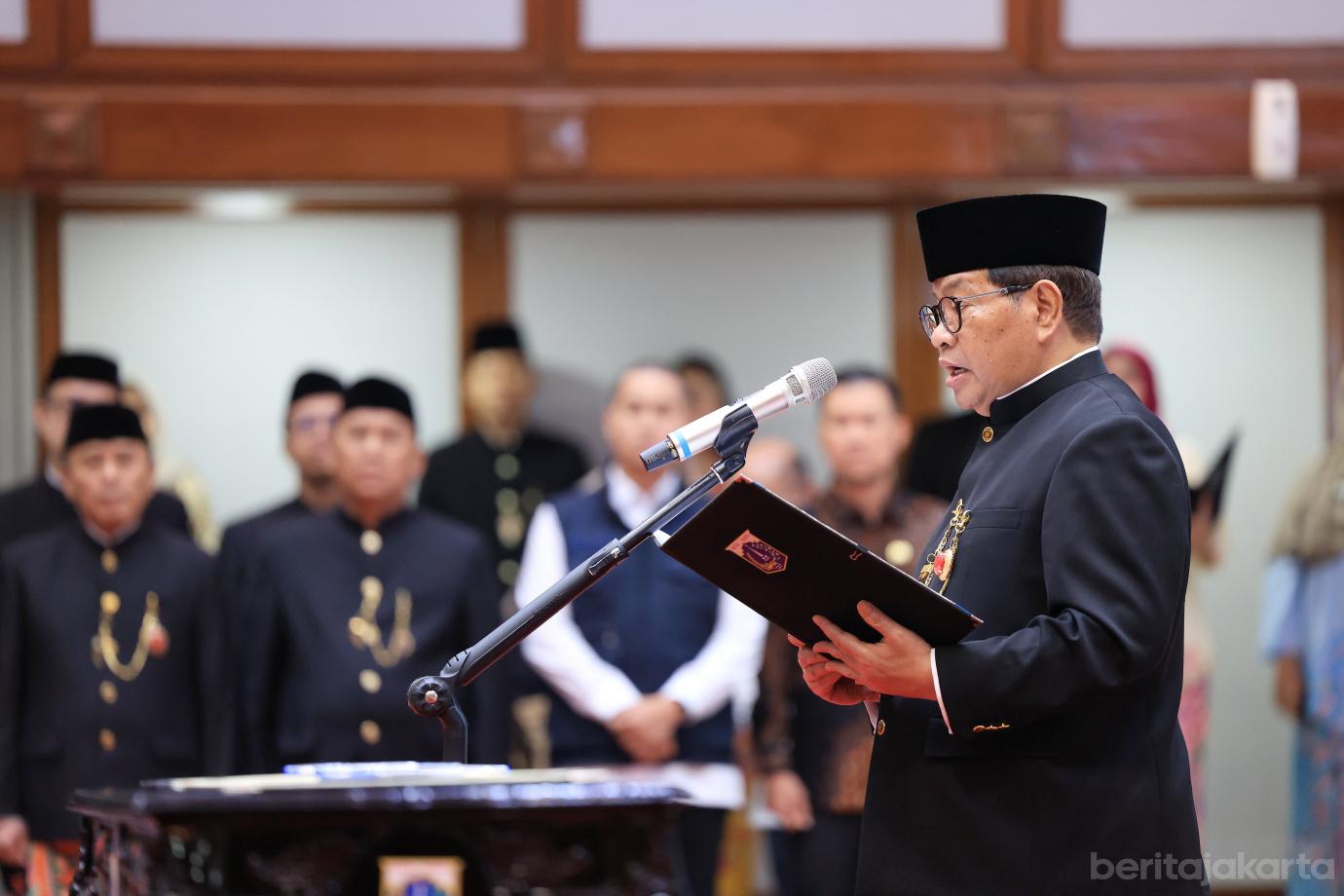 2.Gubernur Lantik Tujuh Pejabat Eselon Dua (1)