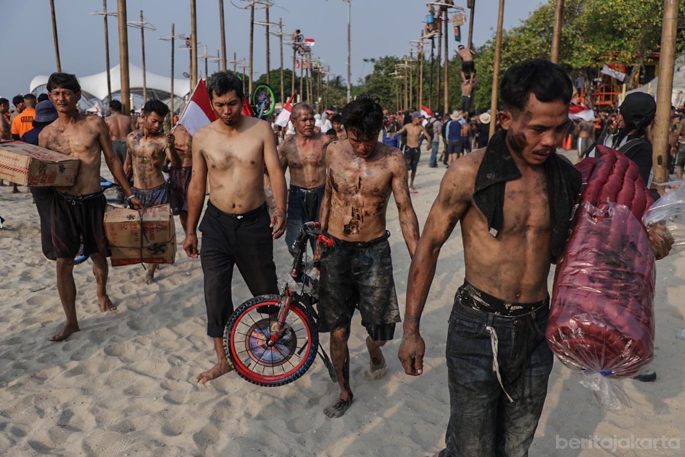 Kemeriahan Lomba Panjat Pinang di Pantai Ancol 8